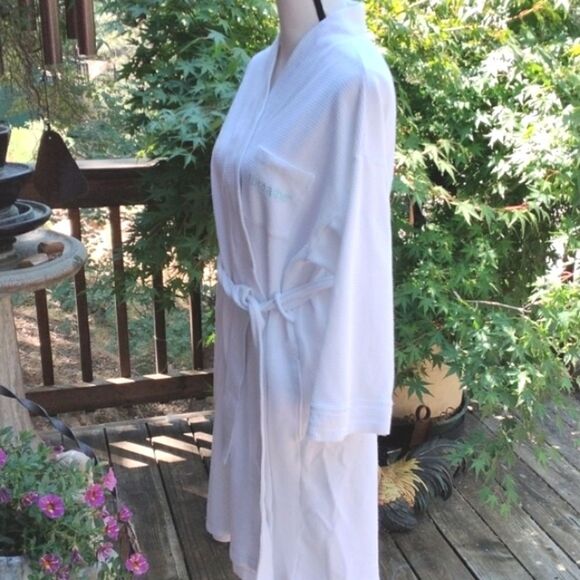 Vanity Fair and Elizabeth Arden Robe and Slippers Spa Bundle - Picture 4 of 11